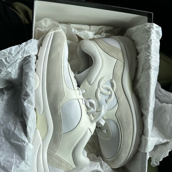 Worn twice you can still see where the sticker was .Size 41 unisex! Size 9 ! - Picture 3 of 7